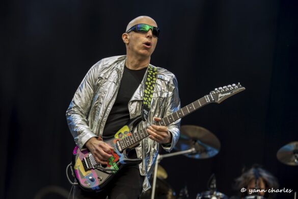  Joe Satriani