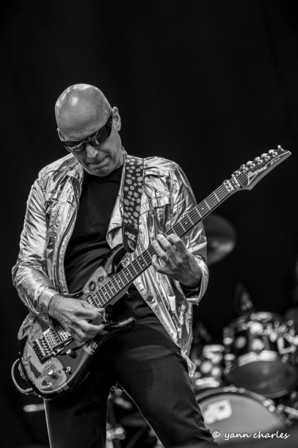  Joe Satriani