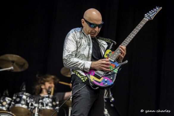  Joe Satriani