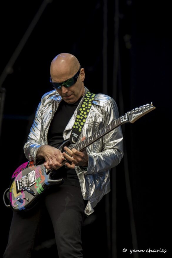  Joe Satriani