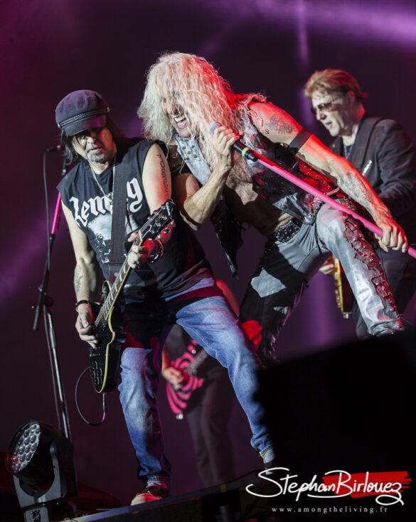 TWISTED SISTER